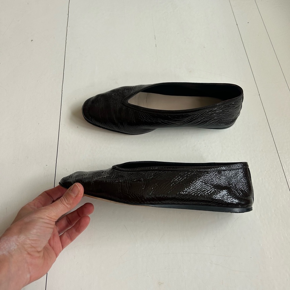 Le Monde Beryl Size 37 Brown Crinkle Patent Luna Slipper Lightly Worn Fits Loose - Picture 3 of 5